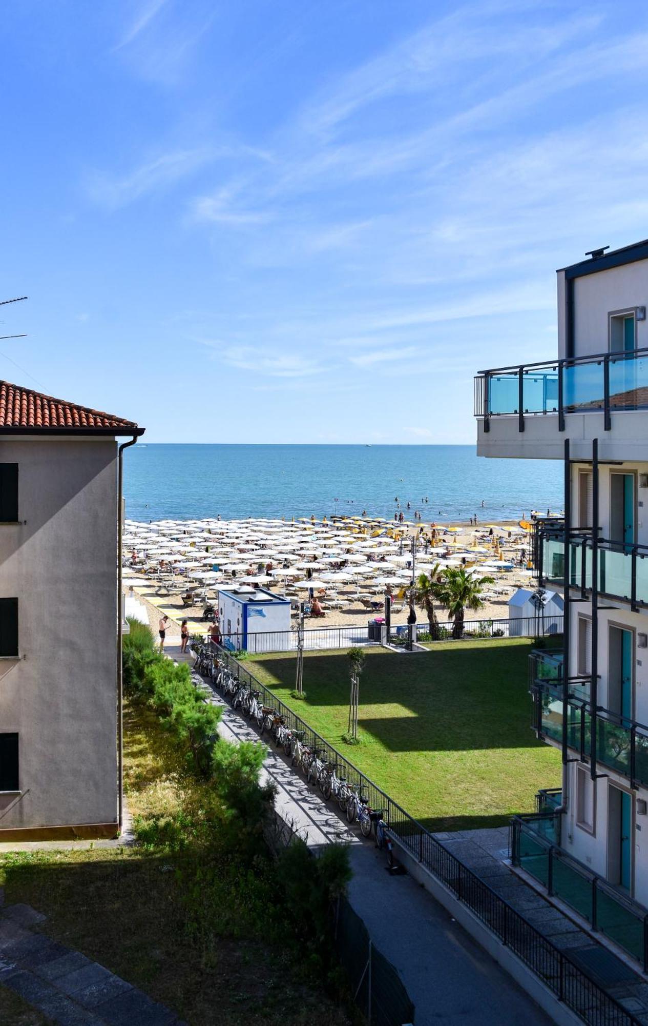 Hotel Umberto Lido di Jesolo Bagian luar foto