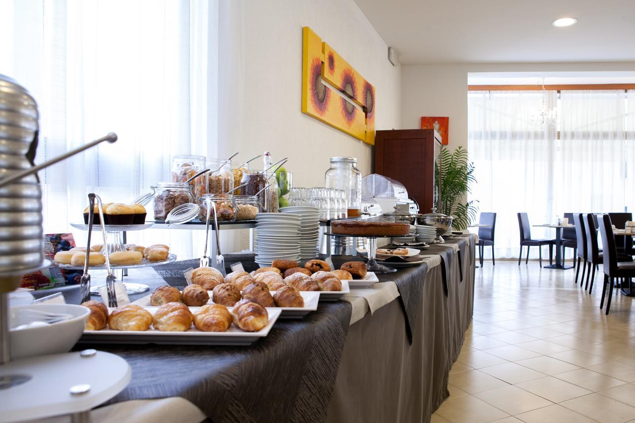Hotel Umberto Lido di Jesolo Bagian luar foto