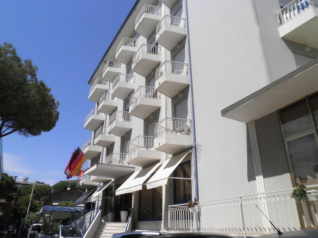 Hotel Umberto Lido di Jesolo Bagian luar foto